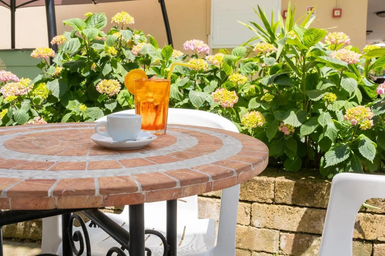 Hotel Villa Isola Римини 2*,  Италия