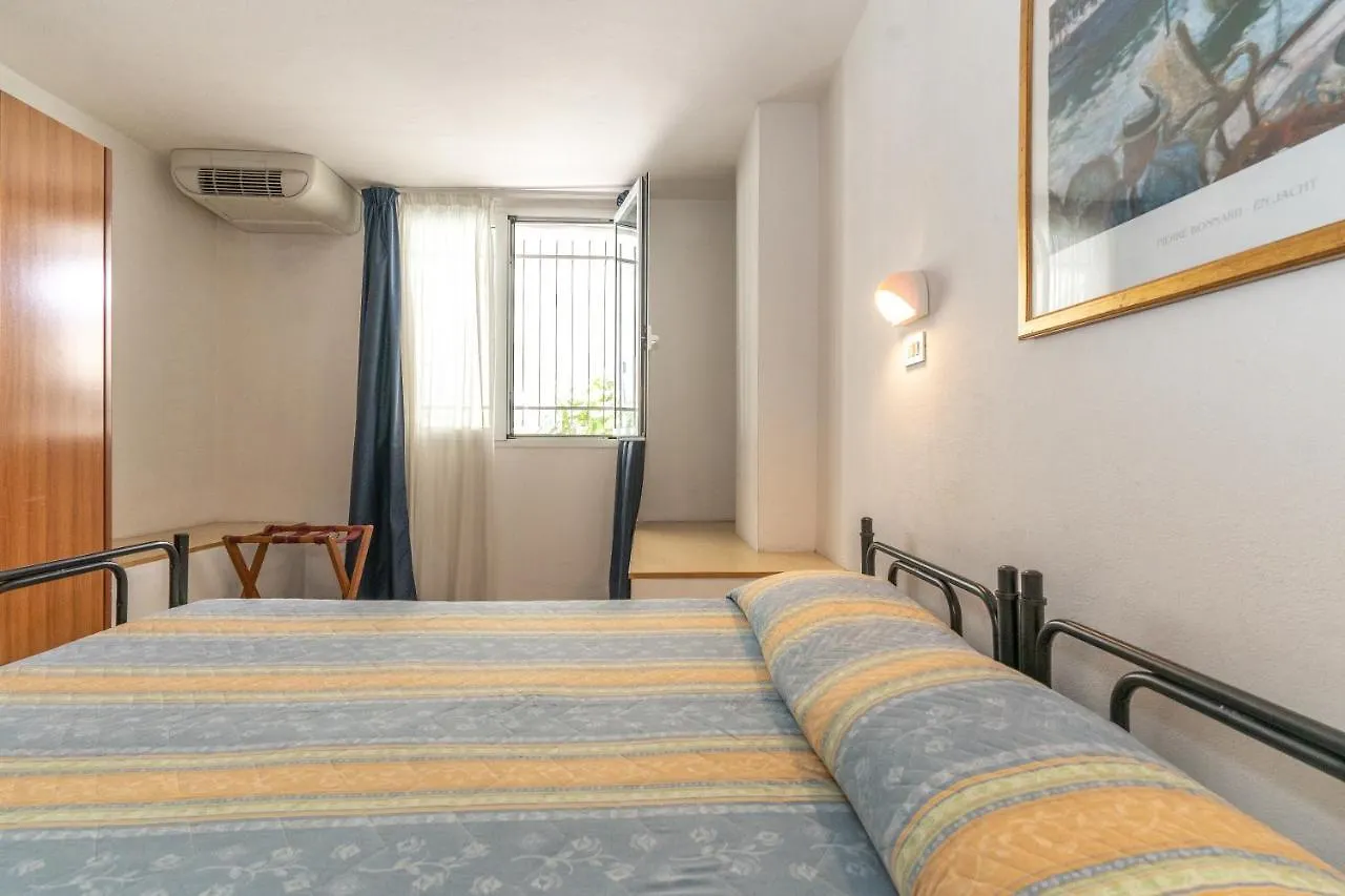Hotel Villa Isola Римини 2*,